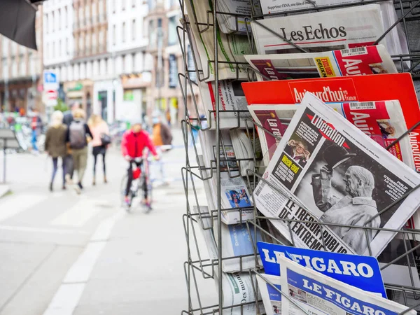 Periódico en el quiosco de prensa con portada rindiendo homenaje al príncipe Felipe, duque de Edimburgo — Foto de Stock