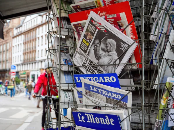 Giornale al chiosco stampa con prima pagina che rende omaggio al principe Filippo, duca di Edimburgo — Foto Stock