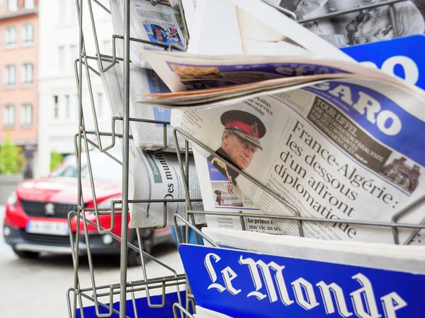 Periódico en el quiosco de prensa con portada rindiendo homenaje al príncipe Felipe, duque de Edimburgo —  Fotos de Stock