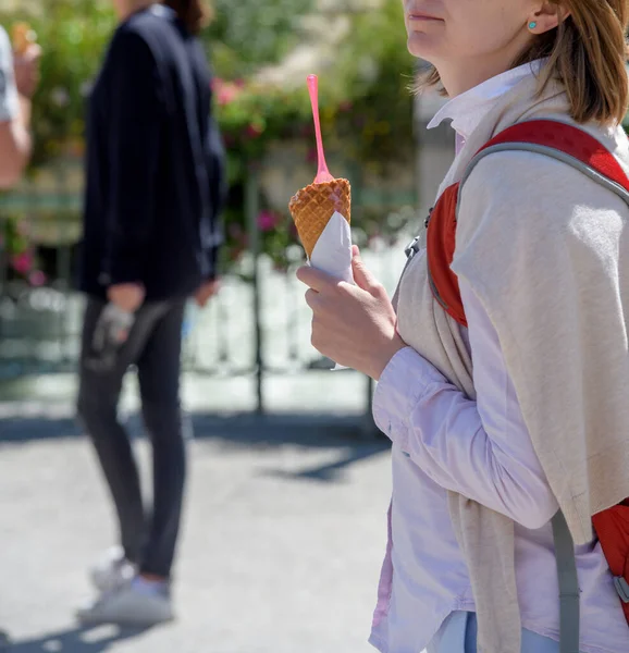 Vista lateral de una joven turista sosteniendo cono de helado —  Fotos de Stock