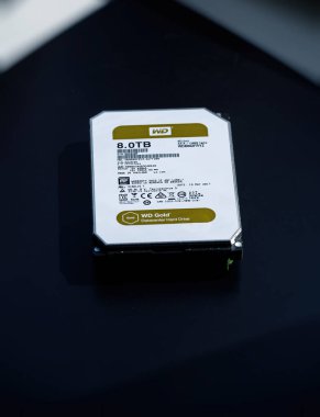 Paris, Fransa - 28 Haziran 2017: Yeni Western Digital 8TB terabyte veri tabanından bakıldığında, siyah arkaplan üzerindeki altın disk sürücüsü