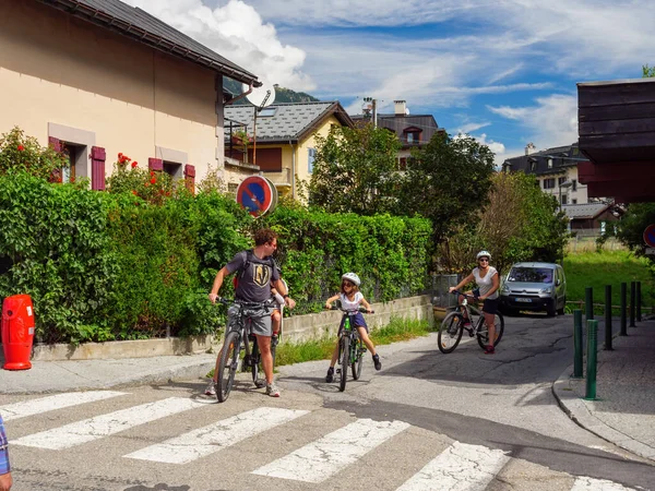 Chamonix Francia Agosto 2017 Familia Madre Padre Hija Bicicleta Descubren —  Fotos de Stock