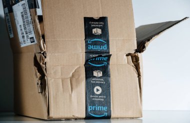 Açık ve hasarlı Amazon Prime karton paket kutusunun yan görünümünde üzerinde 