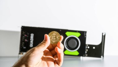 NVidia Quadro K2200 GPU ile el ele tutuşan bitcoin