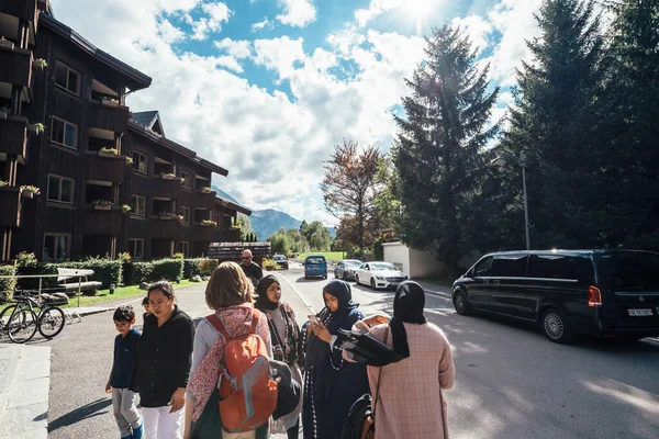 Grupo de mujeres de Oriente Medio frente al Accor Mercure Hotel en el centro de Chamonix — Foto de Stock