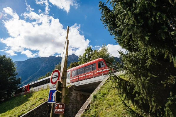 Rotası Mer De Glace olan kırmızı tren Rue Helbronner 'ın üstünde. — Stok fotoğraf