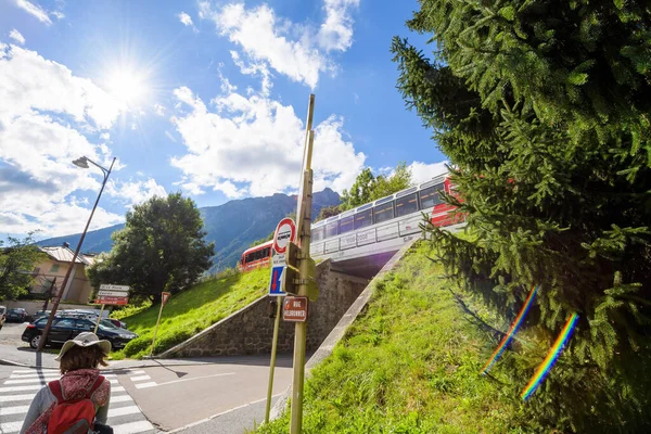 Centrální Chamonix s vlakem jedoucím nad tunelem na ulici Helbronner — Stock fotografie