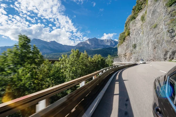 Vista posteriore di auto marrone guida veloce sulla strada di montagna Autoroutes et Tunnel du Mont Blanc — Foto Stock