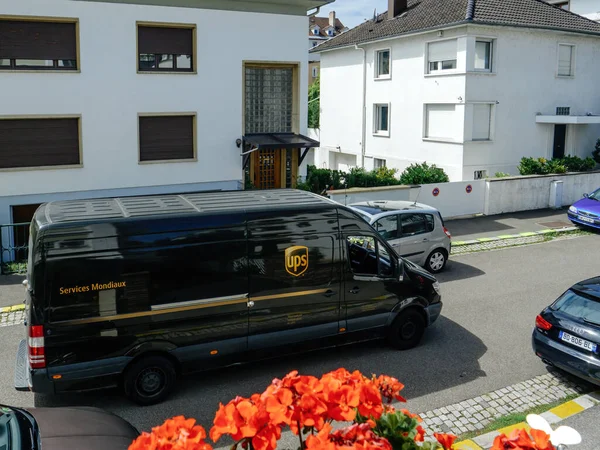 Vista aérea de la furgoneta UPS United PArcel Service estacionada en medio de la calle —  Fotos de Stock