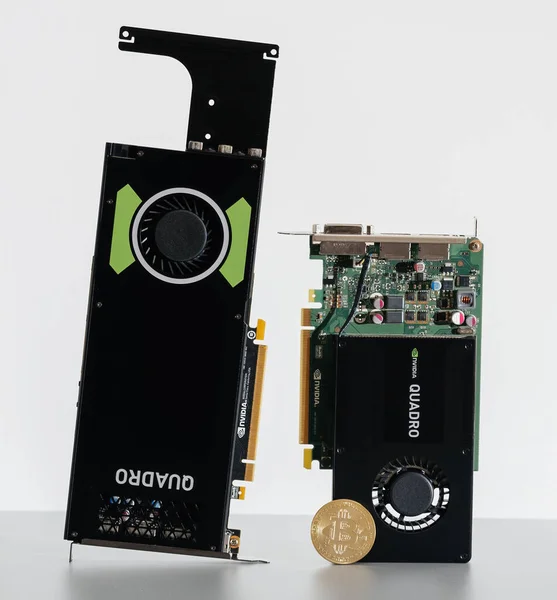 Detalhe da moeda bitcoin Ngold e nova GPU profissional nVidia Quadro K2200 ao lado de P4000 — Fotografia de Stock