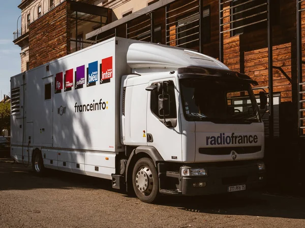 Transmissão de áudio vídeo caminhão da França Inter com logotipos da França — Fotografia de Stock