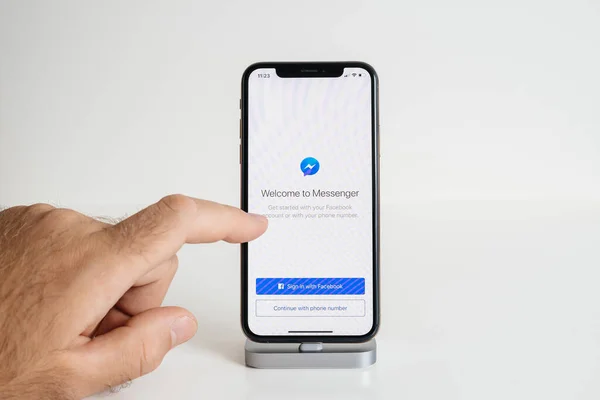 - Benvenuti a messenger e firmare il messaggio di processo sul nuovo iPhone — Foto Stock