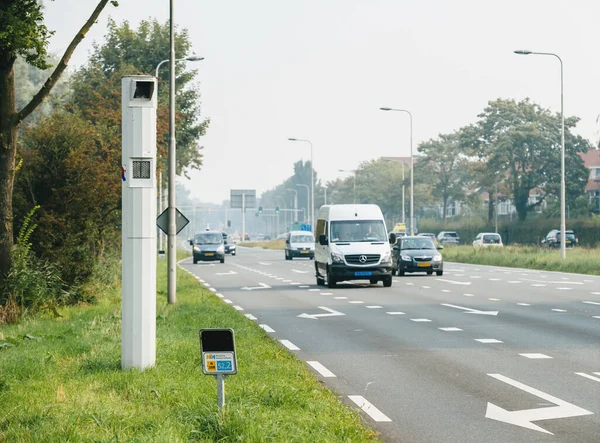 Seitenansicht des Geschwindigkeitsmessers an der Seite der niederländischen Autobahn — Stockfoto