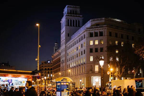 Kónické Placa de Catalunya se stovkami lidí za soumraku a ikoninc Apple Store — Stock fotografie