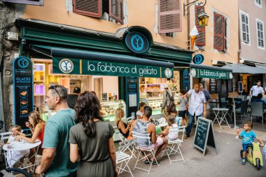 La Fabbrica di Gelato dondurma fabrikasının terasındakiler.