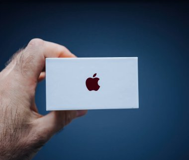 iPhone SE Özel Sürüm 2. Nesil Paketteki amblemin kırmızı logosu