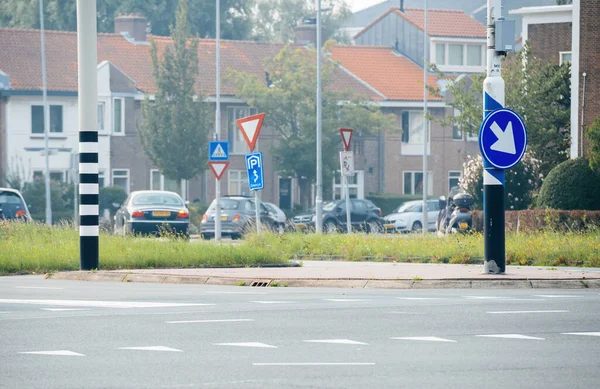 Haarlem avec la flèche bleue signe et les voitures déconcentrées et les bâtiments en arrière-plan — Photo