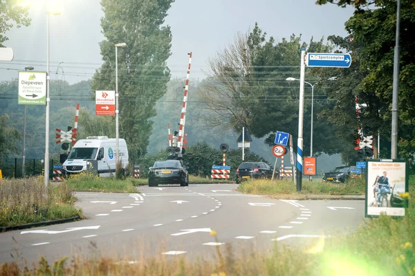 Міська автомагістраль з Мерседес-Бенц і чорним автомобілем Тесла. — стокове фото