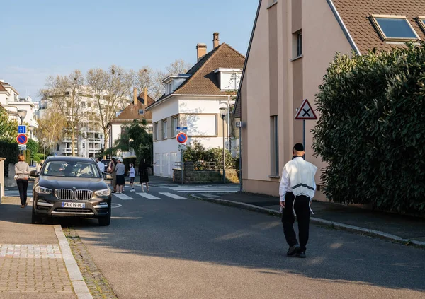 Vue arrière de Juif Ultraortodoxos homme en vacances vêtements de Pâques marche sur la rue française — Photo