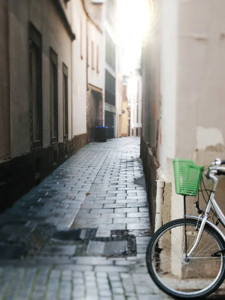 Samotny parking dla rowerów przy małej francuskiej ulicy z brukowcem — Zdjęcie stockowe