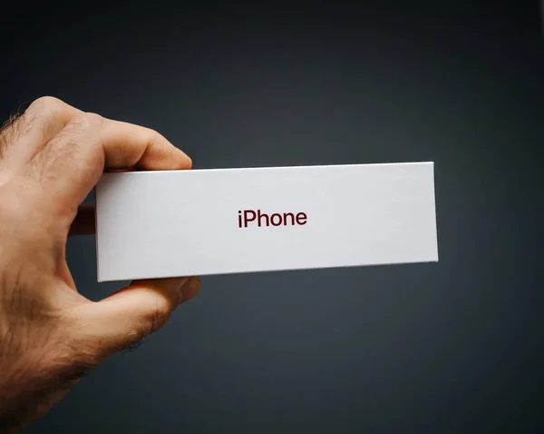IPhone SE Special Edition második generációs piros logotípus a csomagoláson — Stock Fotó