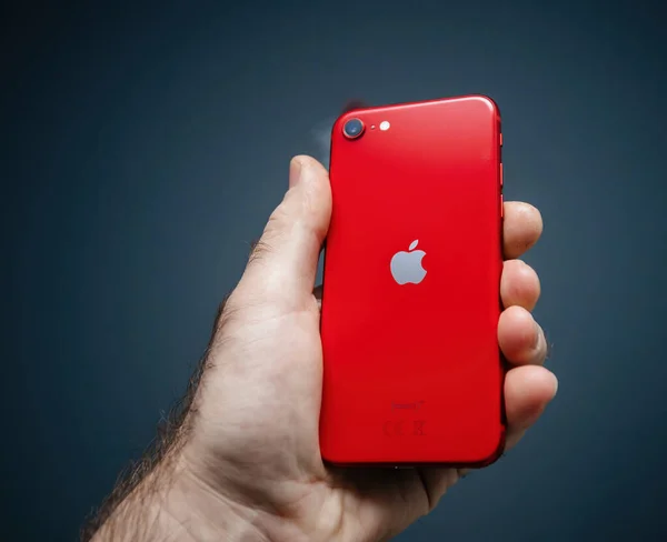 Apple Computers iPhone SE Special Edition второго поколения в красном цвете — стоковое фото