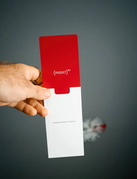 IPhone SE 특수판 회색 배경 과 분리되어 있는 빨간 색 포장 제품 2 세대 — 스톡 사진