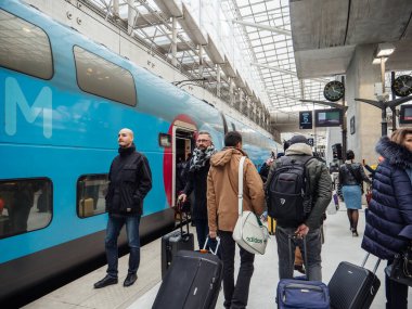 Aeroport Charles de Gaulle 2 TGV SNCF tren istasyonu yolcuları