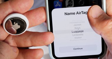 Anahtar kulaklıkları için iPhone uygulamasında kutucuğu açtıktan sonra AirTag ismini ver
