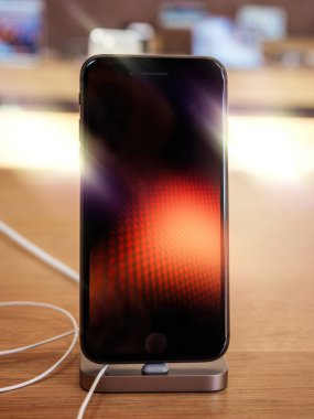 Paris, Fransa - 22 Eylül 2017: Apple Store 'da fırlatıldığı gün yeni APple Computers iPhone 8 akıllı telefon şarjlı ekran koruyucu