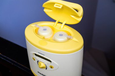 Paris, Fransa - 7 Mayıs 2021: İsviçre 'de anneleri emzirmek için yapılan yeni Medela' nın Kahraman nesnesinin açık plastik kapağı
