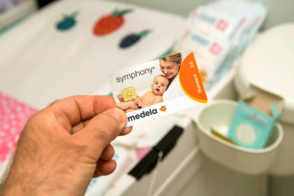 Parijs Frankrijk Mei 2021 Pov Mannelijke Hand Met Nieuwe Medela — Stockfoto