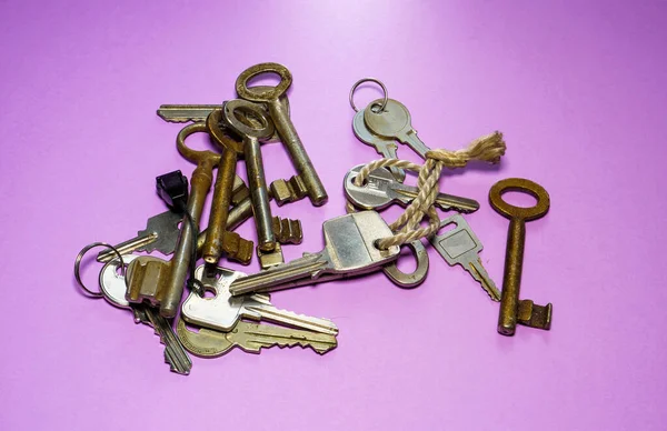 Куча Новых Старинных Ключей Фиолетовом Фоне — стоковое фото
