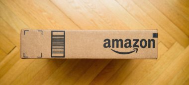 Amazon 'un en iyi karton paketinin üstünden görüntüle