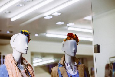 Vitrinde iki kadın manken