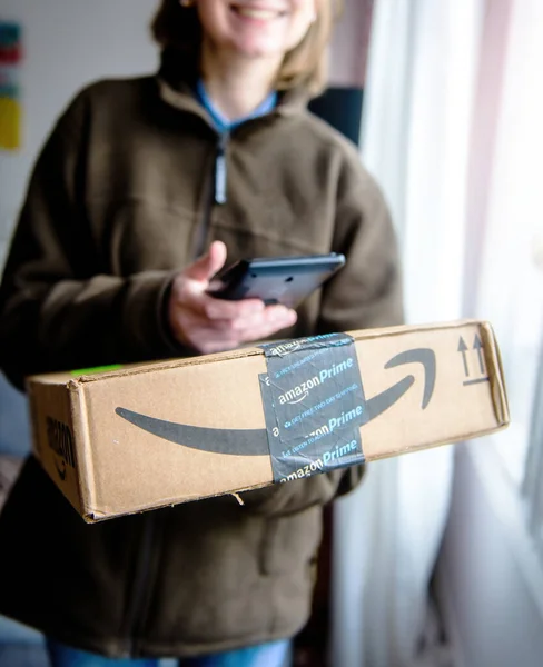 Smiling UPS mensajero de entrega femenina Amazon Prime paquete — Foto de Stock