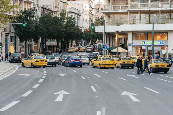 Vias ocupadas com táxis amarelos e carros na avenida Ploutarchou — Fotografia de Stock