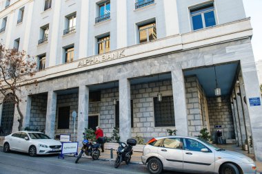 Alpha Bank 'ın modern binasının ön cephesi.