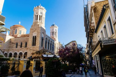 Yayalar ve Agia Paraskevi Kilisesi ile güzel bir gün.