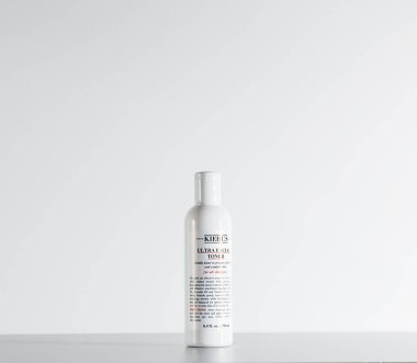 Beyaz arka planda izole edilmiş Kiehls ultra yüz toneri
