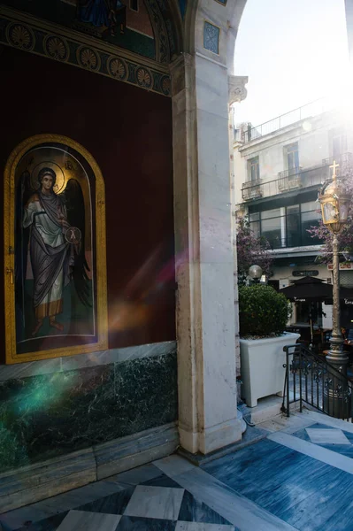 Widok na zewnętrzną fasadę ikony Agia Paraskevi Church Street — Zdjęcie stockowe