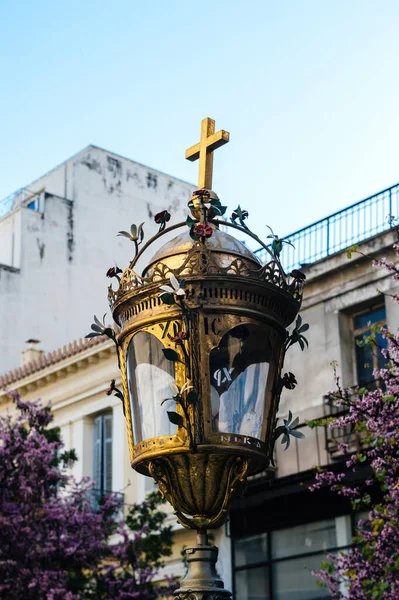 Lampost streetl dourado com cruz crucifixo em cima na frente da Igreja Agia Paraskevi — Fotografia de Stock