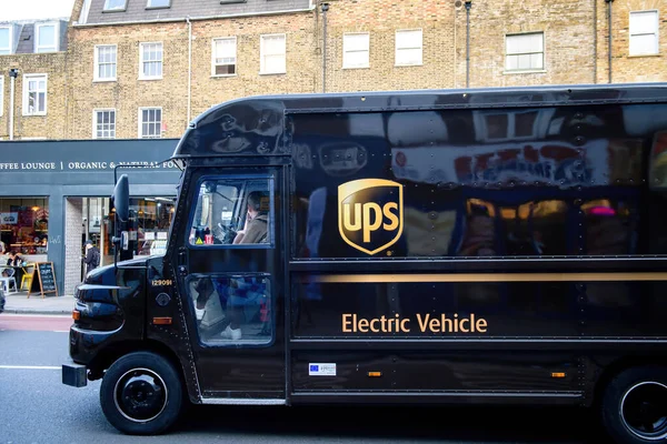 Elektrofahrzeug UPS United Parcel Services Postzustellung Lieferwagen fahren — Stockfoto