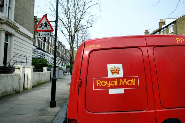 Rode bestelwagen met Royal Mail logo — Stockfoto