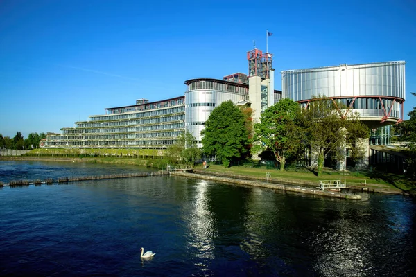 Europeiska domstolen för de mänskliga rättigheterna i Strasbourg klar himmel och svan i floden — Stockfoto