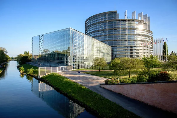 Vista de la sede del Parlamento Europeo desde el puente Freedom — Foto de Stock