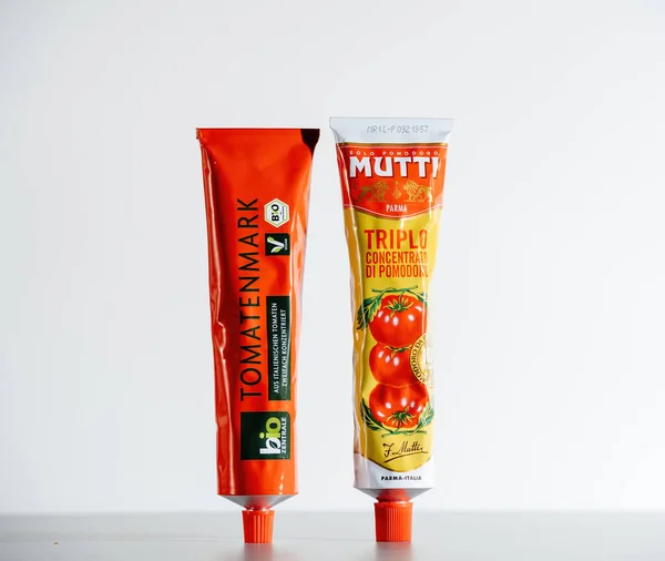 Dos tubos con concentrado de pasta de tomate bio orgánico — Foto de Stock