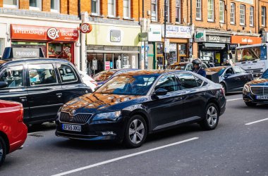 Lüks Skoda Londra 'da trafik sıkışıklığında görüldü.