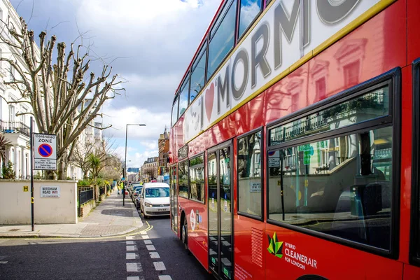 Londyn dwupiętrowy autobus i ulica Needham Road — Zdjęcie stockowe