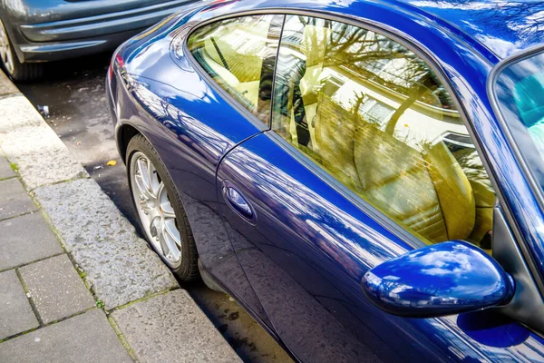 Uitzicht van bovenaf van blauwe Porsche auto met suède beige leer — Stockfoto